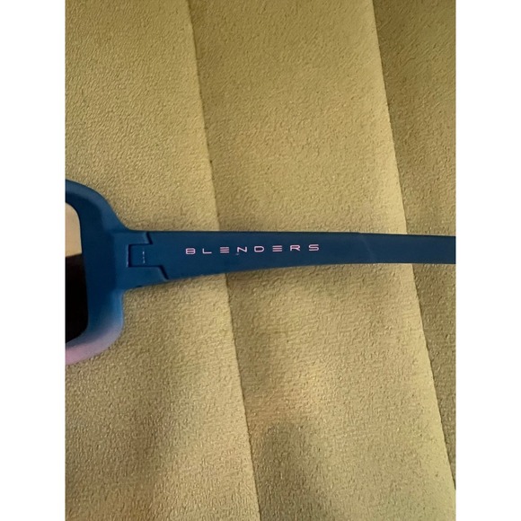 Blenders Destiny Love Polarized Shield Sunglasses Blue Pink Mirror Lens no case main image 16